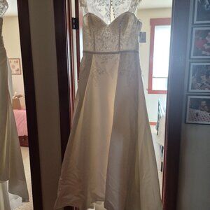 Oleg Cassini new wedding gown